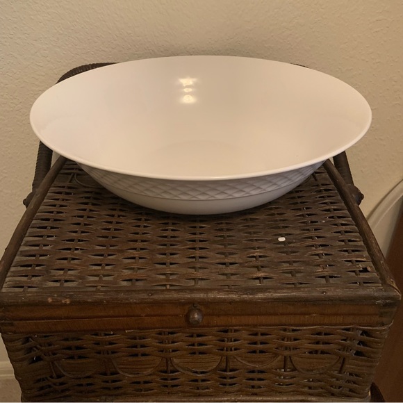 Mikasa Trellis White Flared Vegetable Serve Bowl - NIB - Picture 3 of 11
